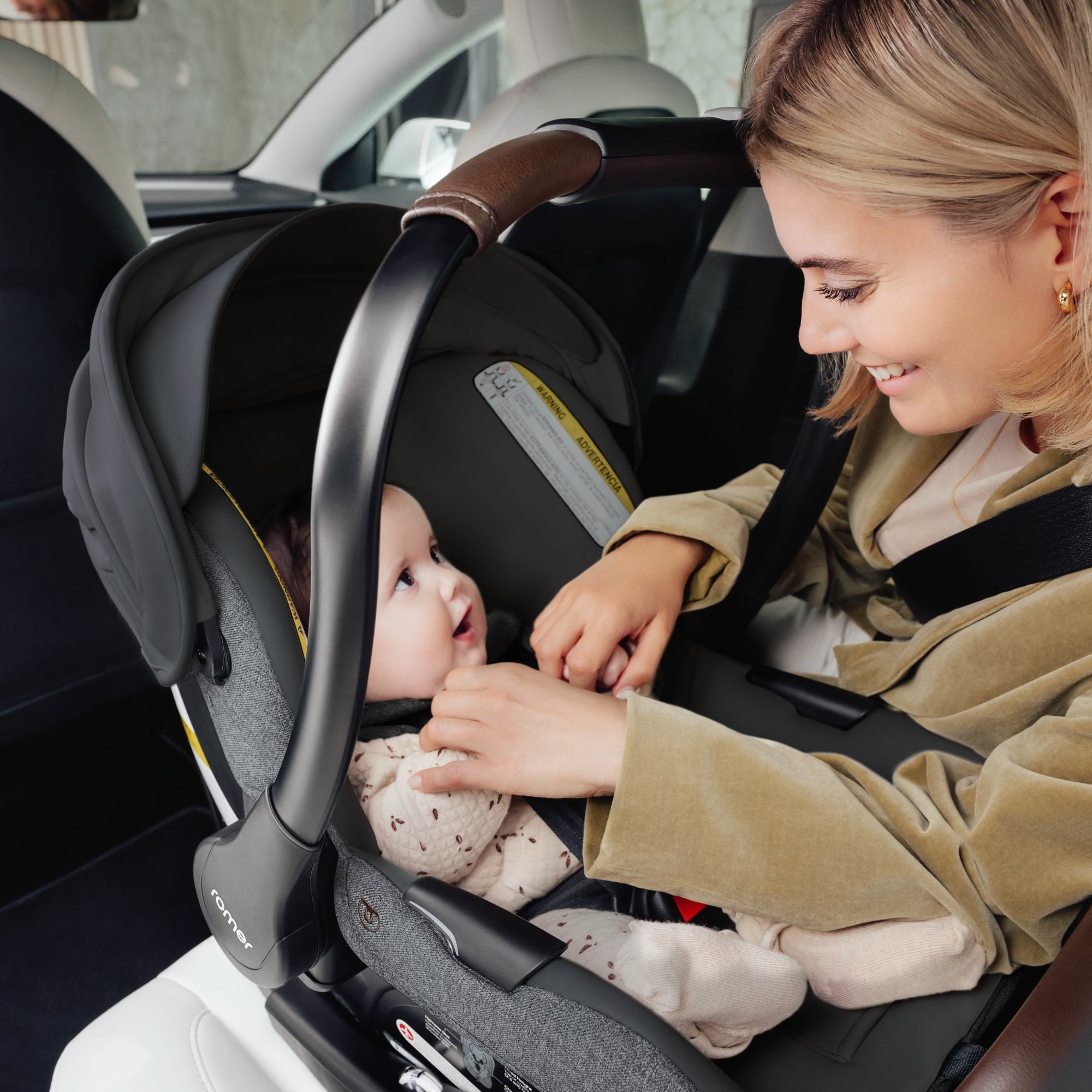 Romer Juni Infant Car Seat with Versa Base