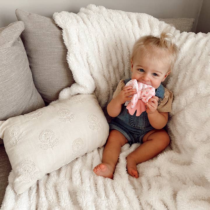 Itzy Ritzy Bow Sweetie Crinkle Sensory Teether