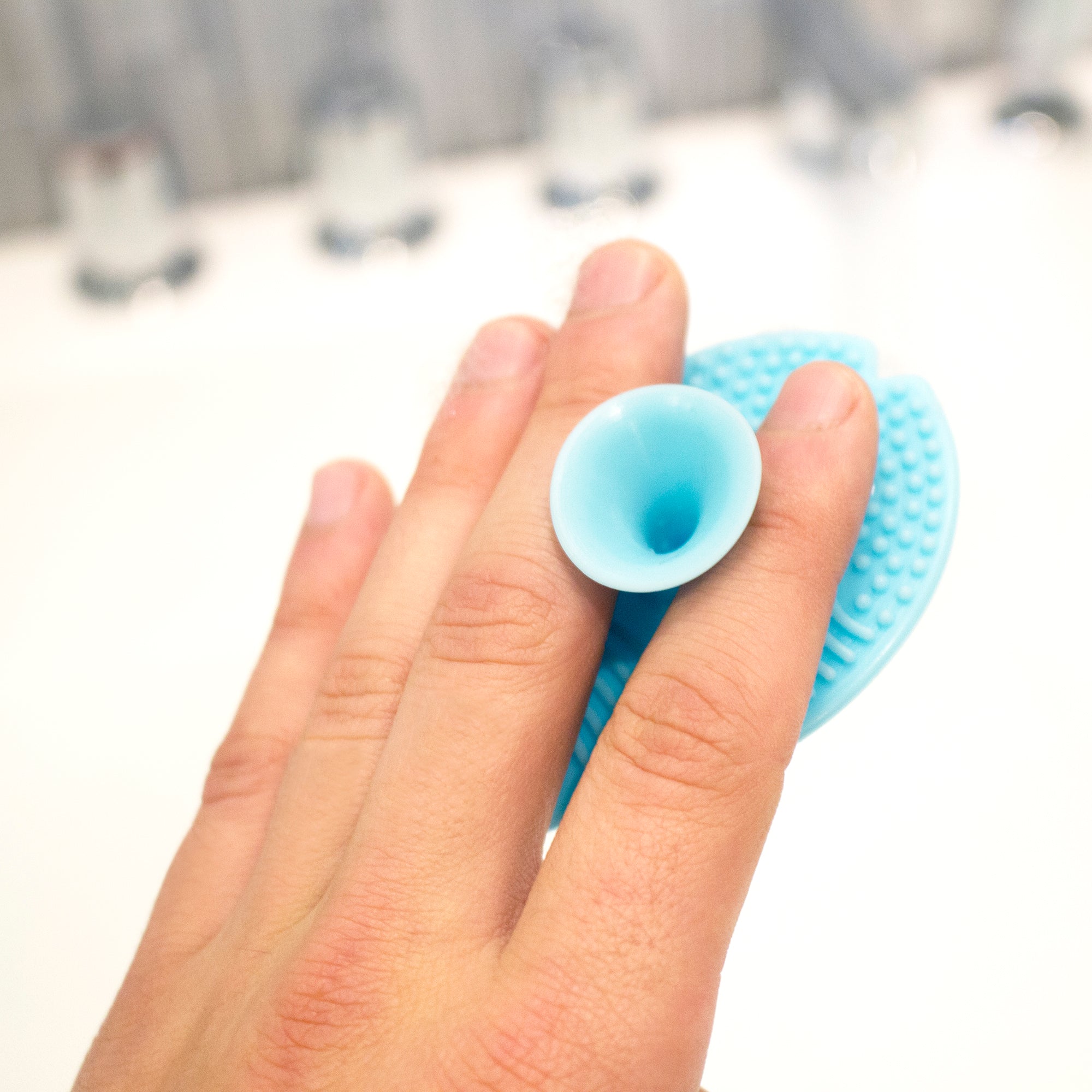 Innobaby Bathin' SMART Silicone Mini Fish Scrub with Suction Cup