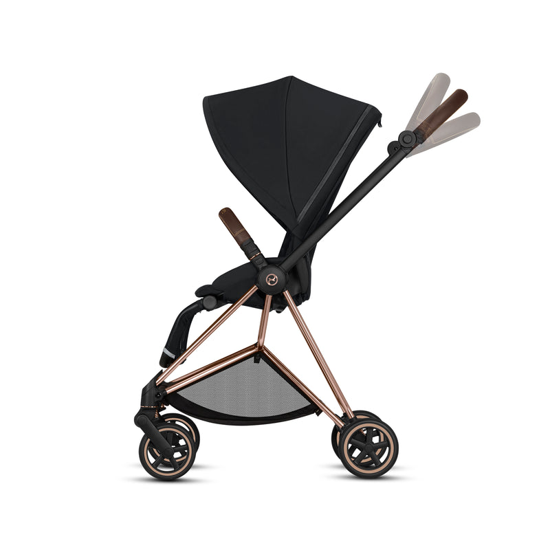 The leather-look handlebar of Mega babies' Cybex Mios stroller is adjustable.