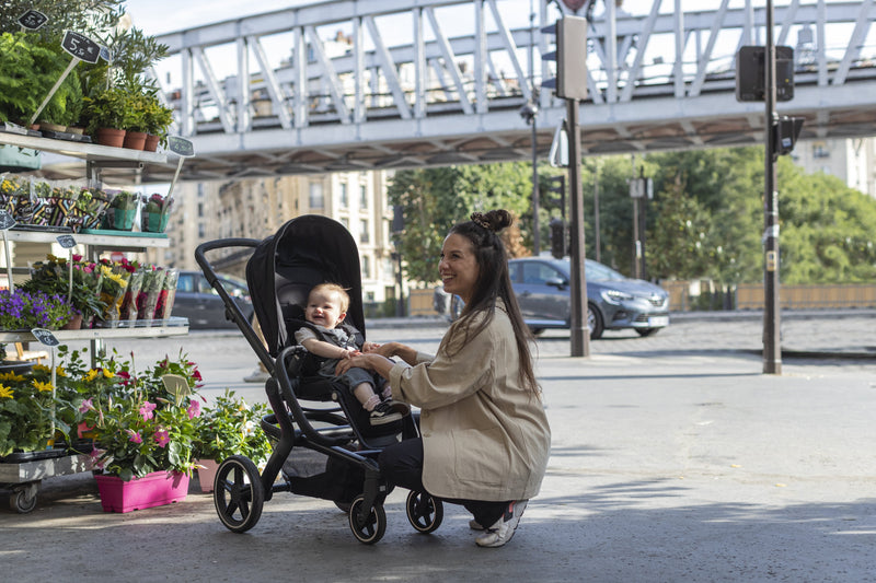 Mega babies' Joolz Hub+ is the perfect compact lightweight stroller for parents on the go.